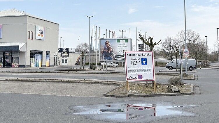 Der Parkplatz beim Westcenter wird zu oft als „Park&Ride“-Fläche missbraucht, heißt es vom Eigentümer. Am Sonntag, als dieses Foto entstanden ist, parkten drei Fahrzeuge auf dem Platz.