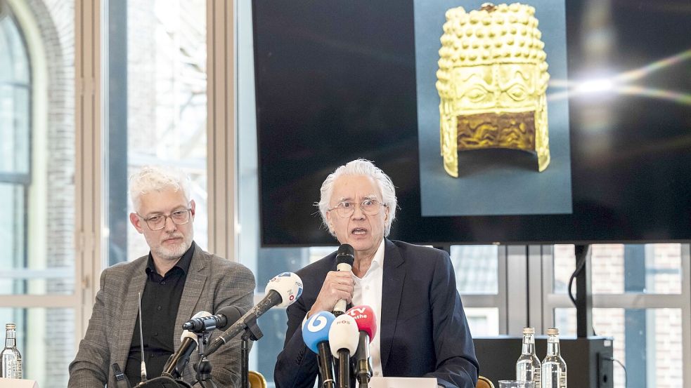 Museumsdirektor Harry Tupan (rechts) spricht nach dem Einbruch in das Drents Musum bei einer Pressekonferenz. Auf dem Bildschirm hinter ihm ist der goldene Helm von Cotofenesti zu sehen, der zum Diebesgut gehört. Foto: De Jong/ANP/DPA