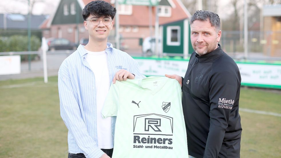 Firrels Trainer Bernd Grotlüschen (rechts) freut sich, dass sich der umworbene Arif Özsimsek (links) für eine Zukunft bei GW Firrel entschieden hat. Foto: Doden, Emden