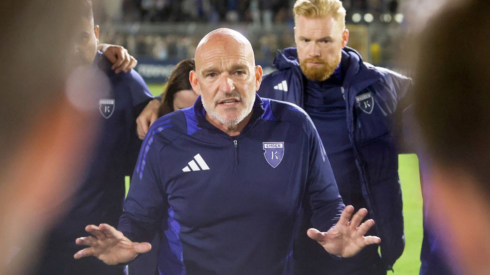 Trainer Stefan Emmerling wurde mit der Mannschaft am Dienstag vor dem Training von Henning Rießelmann über das Ausgliederungs-Thema und seine möglichen Konsequenzen informiert. Foto: Doden/Emden
