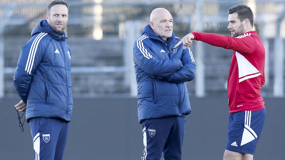 Stefan Emmerling (Mitte) und Tido Steffens äußerten sich nun zur Rießelmann-Ankündigung. Foto: Doden/Emden