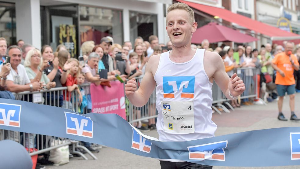 Der letzte Meter zum Ossiloop-Titel: Tammo Oldigs krönte sich im vergangenen Jahr zum Sieger der Kult-Laufserie. In diesem Jahr tritt er noch besser vorbereitet an. Foto: Ortgies