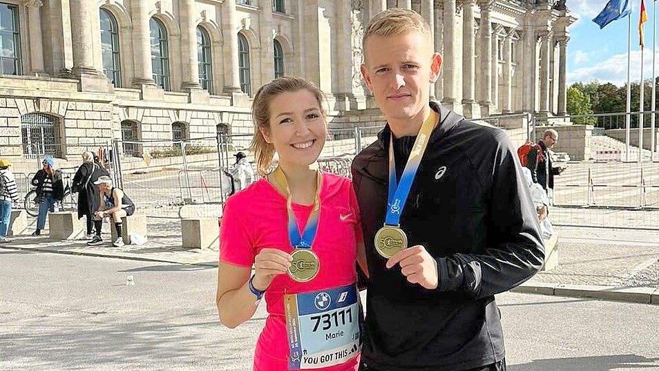 Im September bestritt Tammo Oldigs in Berlin seinen ersten Marathon – ebenso wie seine Freundin Marie Moldenhauer (links). Foto: Privat