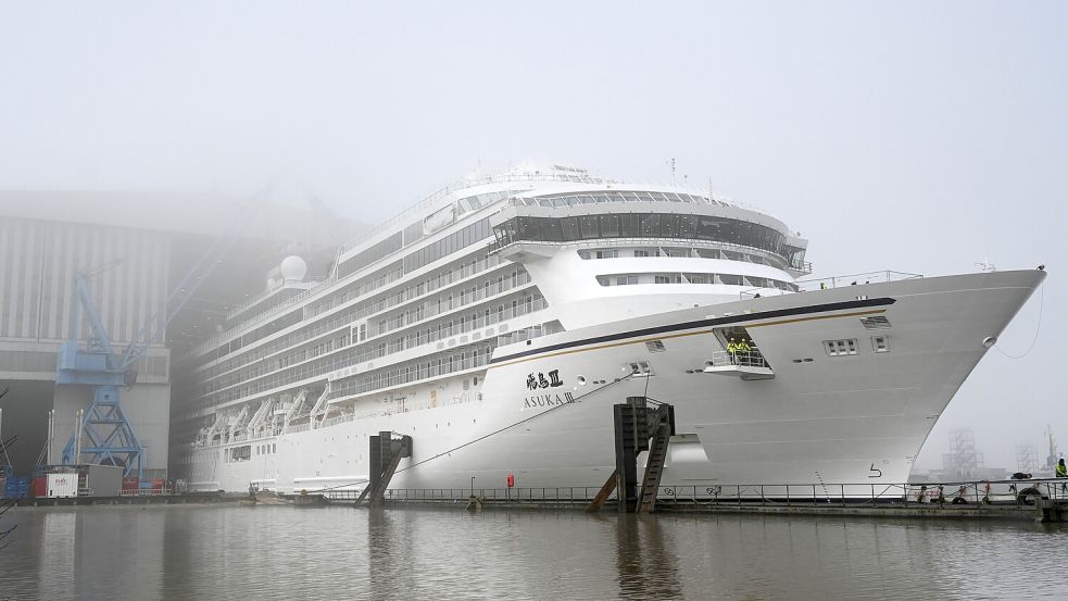 Regelmäßig überführt die Meyer Werft ihre Schiffe (hier die Asuka III) über die Ems. Dafür musste der Fluss mehrfach vertieft werden, mit Spätfolgen für die Wasserqualität. Foto: Lars Penning/dpa