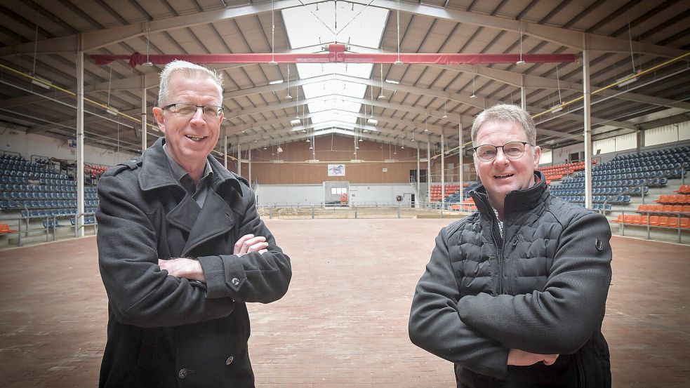 Sie beobachten den Fortschritt beim Masterplan Ems 2050 von Anfang an: Rudolf Bleeker und Klaus Borde vom Landwirtschaftlichen Hauptverein Leer. Foto: Ortgies