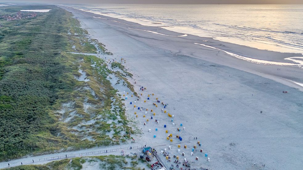 Der Hauptstrand von der Ostfriesischen Insel Juist erstreckt sich über ganze 1,5 Kilometer.  Foto: Lars Wehrmann