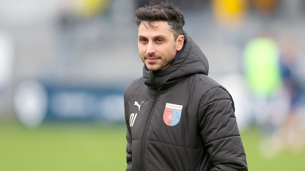 Oliver Ioannou war einst Spieler beim SVA und anschließend Spielertrainer beim Landesligisten Viktoria Gesmold. Von dort ging es dann vor einem Jahr zurück an die alte Wirkungsstätte. Nun als Trainer. Foto: Doden/Emden