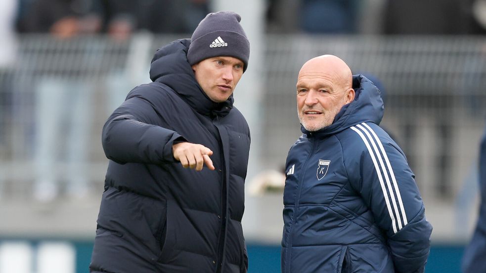 Henning Rießelmann (links) machte unter der Woche öffentlich Druck und informierte auch Trainer Stefan Emmerling und die Mannschaft über die Beweggründe. Foto: Doden/Emden