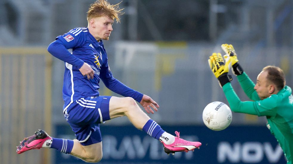 Im Hinspiel blieb Kickers (links Pascal Steinwender) torlos. Der SV Drochtersen/Assel hat erst 21 Gegentore kassiert. Foto: Doden/Emden