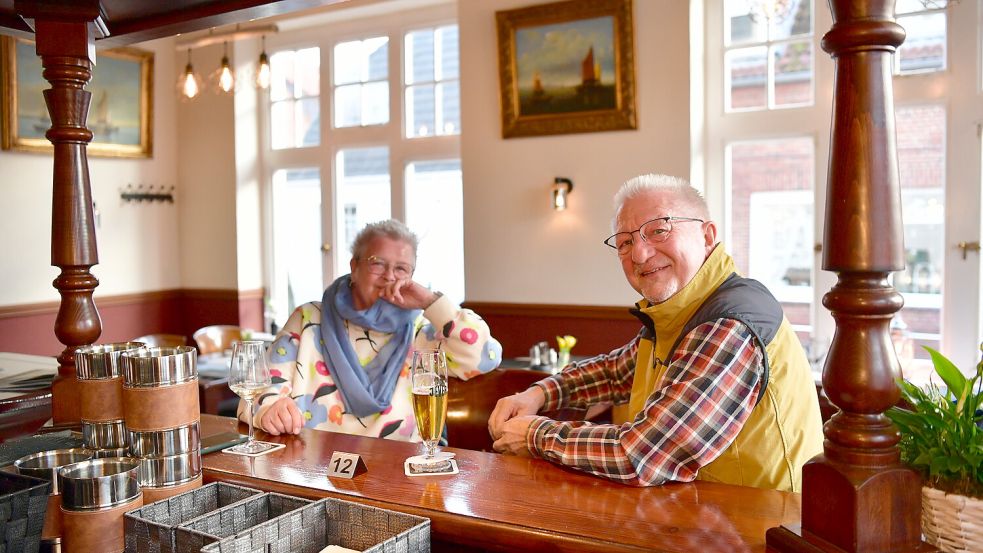 Beate und Rainer Herbst kommen seit vielen Jahren regelmäßig nach Greetsiel. Diesmal testen sie die wiedereröffnete Börse.