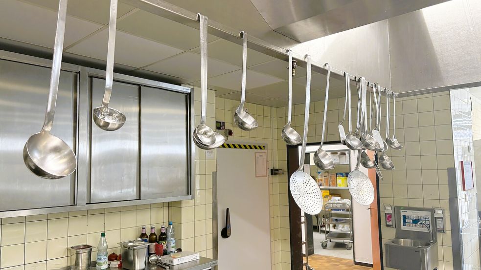 Rund 140 statt etwa 1000 Mahlzeiten werden nun in der Küche fertiggestellt. Foto: Vogt