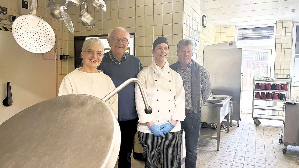 Anja Schoof (Diadema, von links), Gerhard Smeding-Terveer (Diakonieverband Rheiderland), Nicole Bruns (Küchenchefin) und Andreas Cramer (Leiter Altenzentrum) freuen sich über die neue Kooperation. Foto: Vogt
