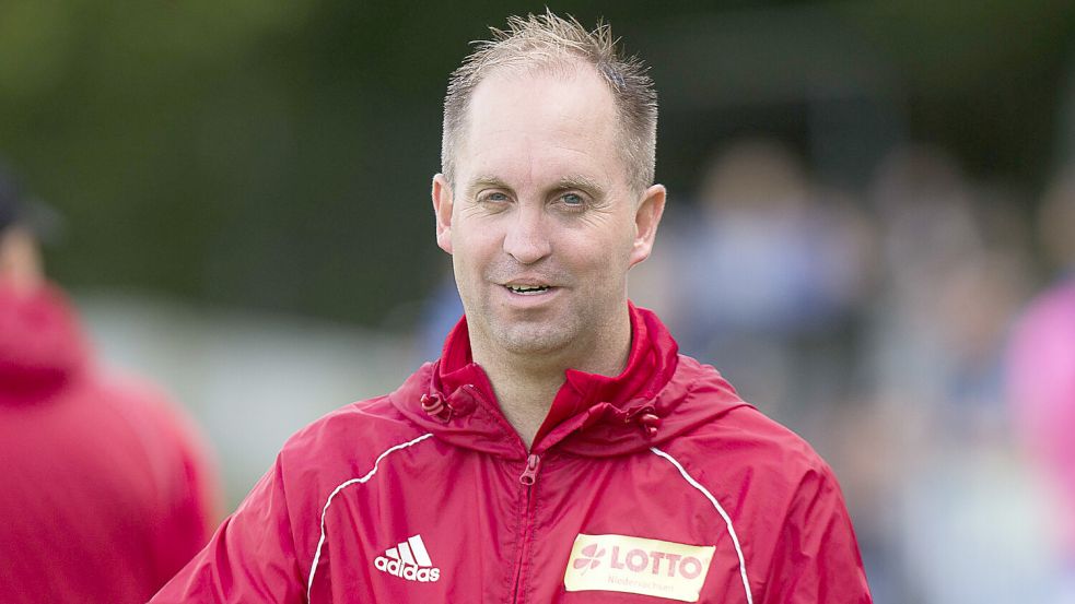 Michael Zuidema tippt auf einen Meister TuS Esens. Foto: Doden/Emden