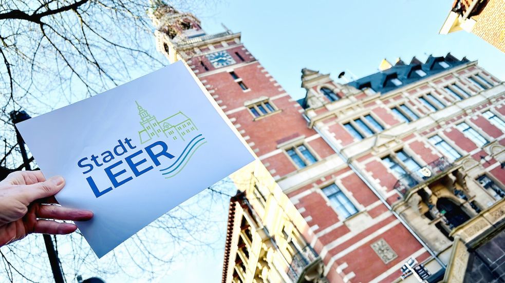So sieht der Entwurf für das neue Logo der Stadt vor dem historischen Rathaus aus. Foto: Ortgies