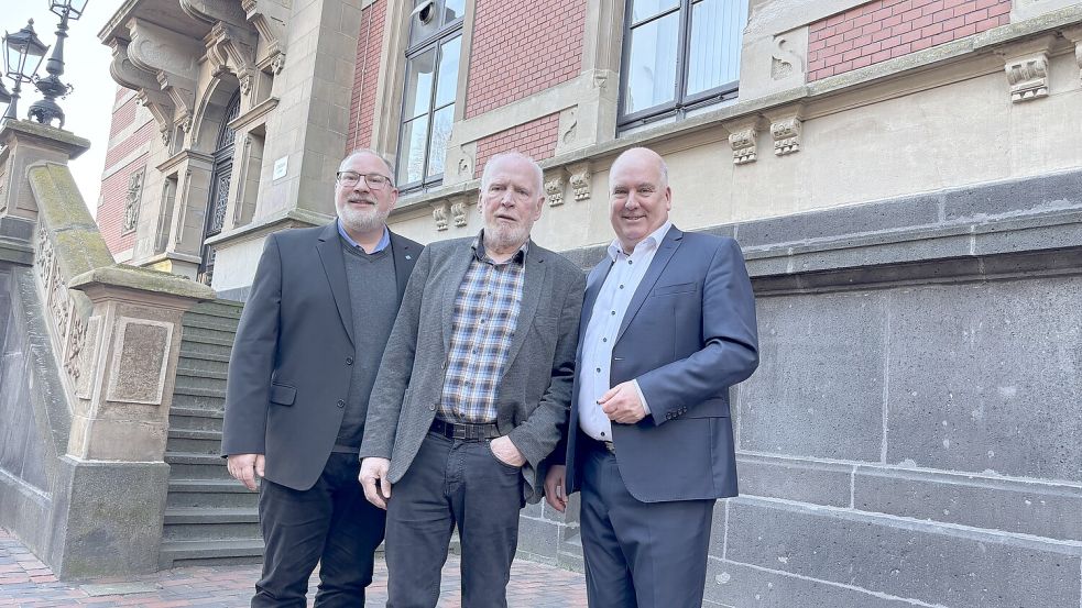 Ratsvorsitzender Hauke Sattler (links) und Bürgermeister Claus-Peter Horst (rechts) begrüßten das neue Ratsmitglied Friedhelm Penning. Foto: Bothe