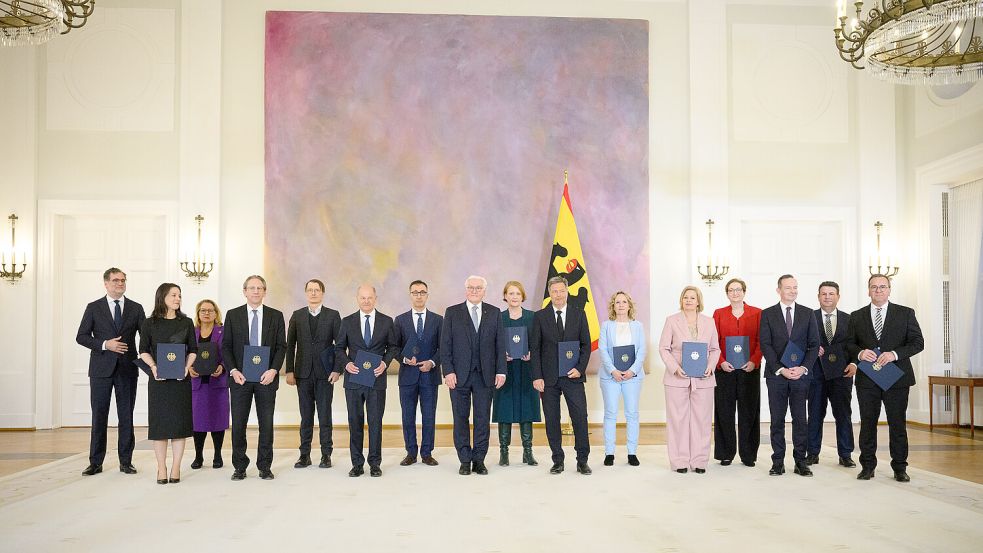 Bundespräsident Frank-Walter Steinmeier (Mitte) entließ am Dienstag die Bundesregierung um Kanzler Olaf Scholz (sechster von links). Foto: dpa/Bernd von Jutrczenka