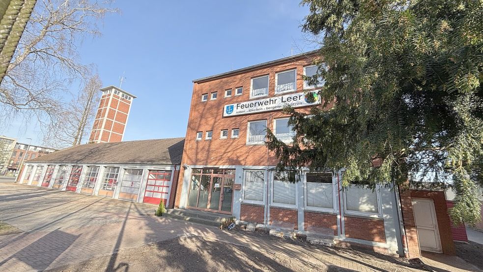Das Gebäude der Leeraner Ortsfeuerwehr auf der Nesse ist in die Jahre gekommen. Foto: Bothe