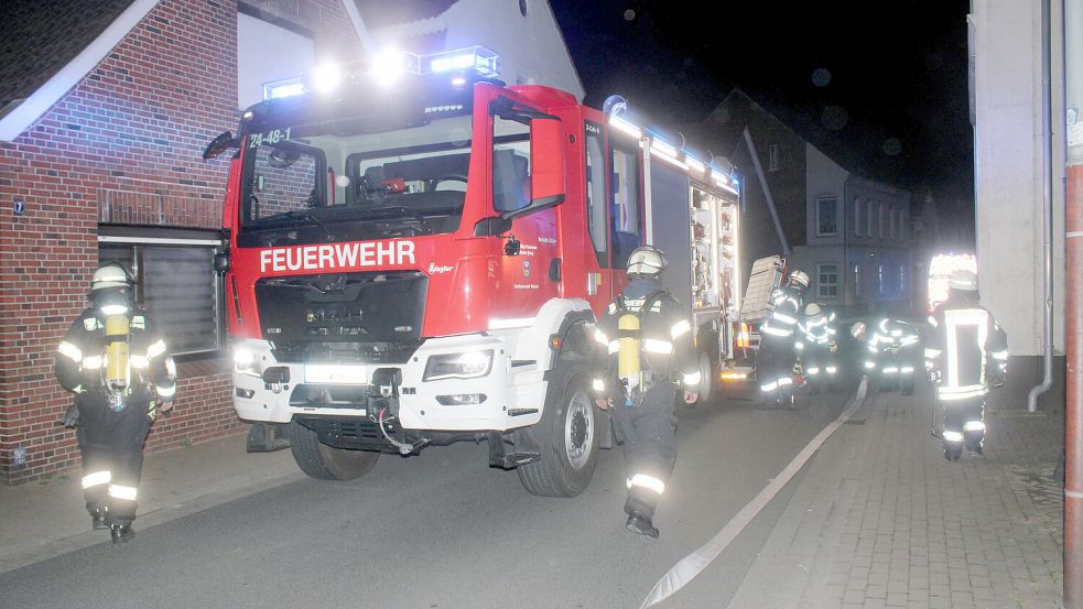 Die Feuerwehr Weener rückte Samstagnacht zu einem Fehlalarm in einem Mehrfamilienhaus aus. Foto: Rand