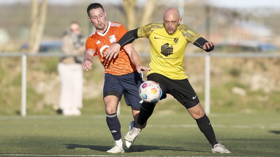 Routinier Juri Kiefel (rechts) erzielte für Hinte den 1:0-Siegtreffer. Foto: Doden/Emden