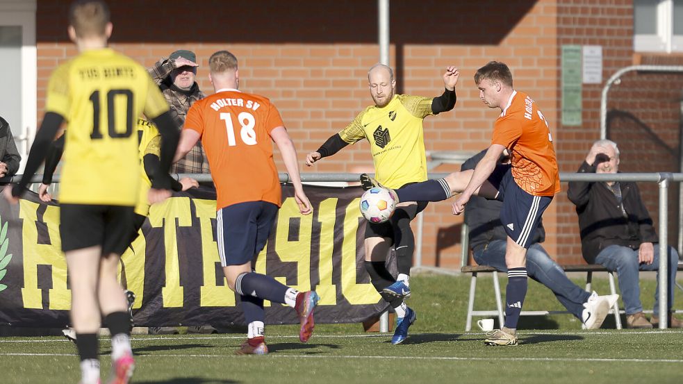 Die Partie zwischen Hinte und Holte war umkämpft. Foto: Doden/Emden