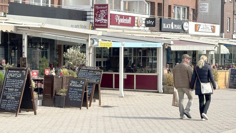 Unter anderem in der oberen Bismarckstraße wird bisher mit Aufstellern fürs gastronomische Angebot geworben. Foto: Ferber