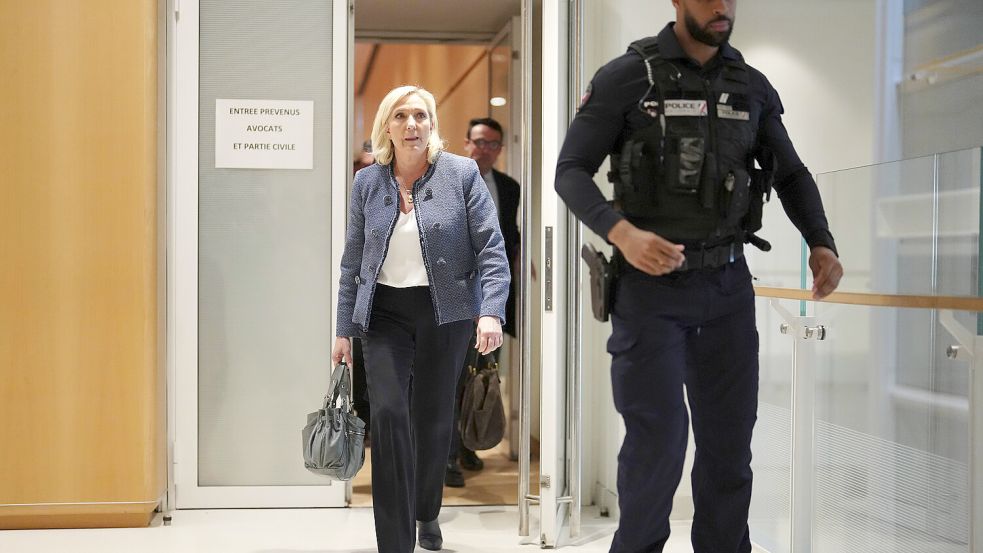 Verließ noch vor dem Urteil den Gerichtssaal: Marine Le Pen (l.). Foto: DPA/Thibault Camus