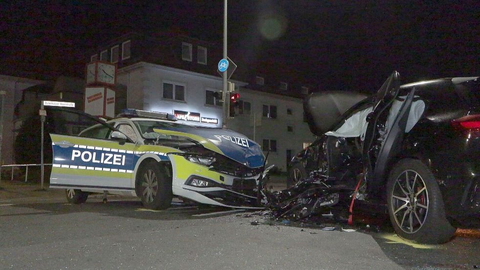 Auf dem Weg zum Einsatz ist am Montag ein Streifenwagen in einen Unfall verwickelt worden. Foto: Nonstopnews