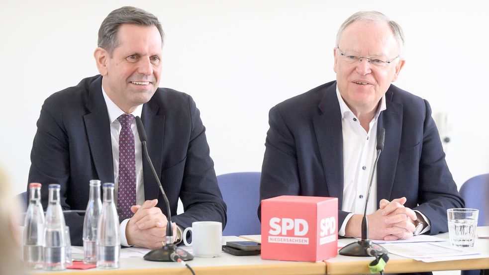 Niedersachsens langjähriger Ministerpräsident Stephan Weil (rechts) zieht sich zurück. Nachfolger soll Wirtschaftsminister Olaf Lies werden. Stratenschulte/DPA