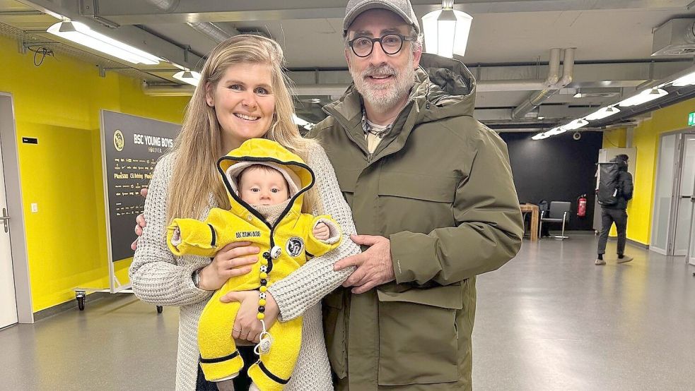 Baby Bendt trägt natürlich den Strampelanzug der Young Boys Bern. Das Foto zeigt die Eltern mit ihrem Nachwuchs in den Katakomben von YB Bern.Fotos: Privat