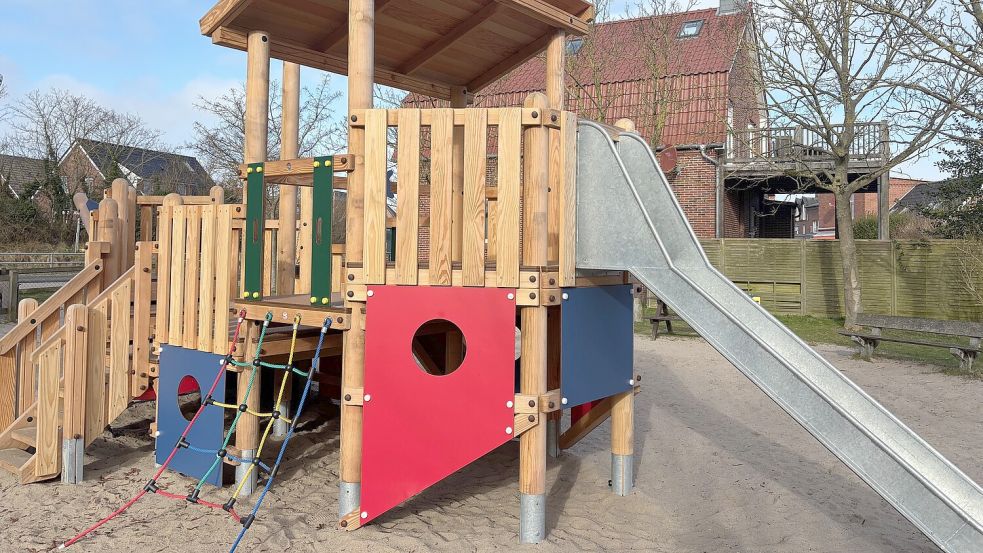 Hinten kann man am Holzschiff runterrutschen. Foto: Ferber