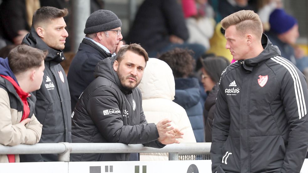 Claudio Casto (Zweiter von rechts) stand während der Partie gegen Esens hinter der Bande und sprach mit seinen beiden Co-Trainern. Fotos: Doden/Emden