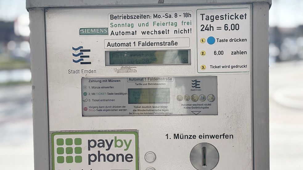 An dem Parkautomaten an der Faldernstraße sind schon die Neuerungen aufgeklebt: Hier gilt die neue Gebührenordnung. Fotos: Hanssen