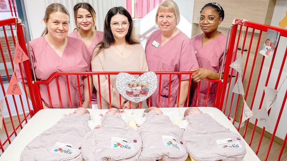 Die Entlassung bedeutet für Mutter Vasilica-Florentina Imbrea (Mitte) und ihre Kinder auch ein Abschied von Schwester Vera Nuxoll (von links), Schwester Meggie Katunin, Christiane Mayer (Leitende Oberärztin) und Schwester Prudencia Sossou. Foto: Chowanietz