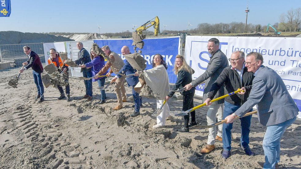 Vertreter von Stadt, Stadtwerken, Politik und der beauftragten Baufirma setzten den ersten symbolischen Spatenstich. Foto: Ortgies