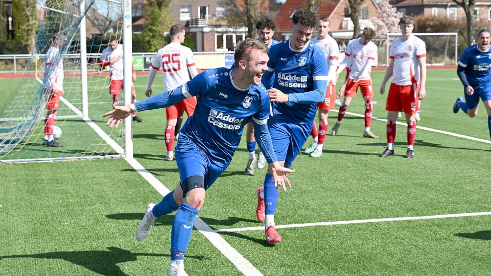 Ball im Tor, TuS Esens im Freudentaumel. Frank Til (links) jubelt über seinen Treffer zum 2:0. Fotos: Steenhoff