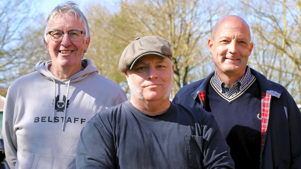 Die Organisatoren des Anrollerns, Martin Krüsmann (links) und Stefan Kanthak (rechts), mit „King Kasi“ alias Karsten Peters. Foto: Böning