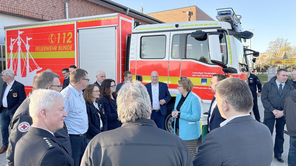 Viele Einsatzkräfte und Politiker kamen in Bunde zu einem Blaulichtabend zusammen. Foto: Vogt