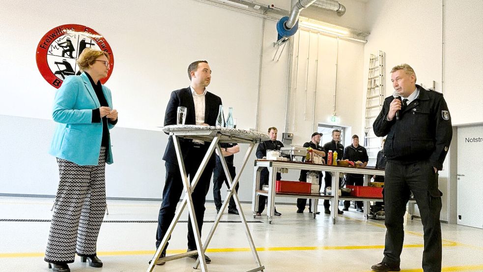 Innenministerin Daniela Behrens, Organisator Nico Bloem und Kreisbrandmeister Ernst Berends im Gespräch. Foto: Vogt