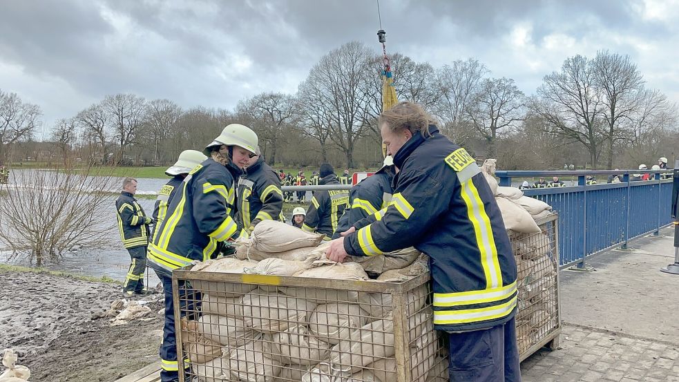 Das letzte gefährliche Hochwasser gab es Weihnachten 2023. Damals wurde bei Langholt der Deich mit Sandsäcken gesichert. Foto: Hellmers/Archiv