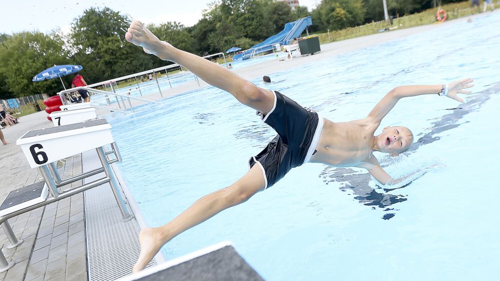 Mit Kopfsprung ins kühle Nass beim Freibad Borssum: Das geht wieder ab dem 17. Mai. Foto: J. Doden/Archiv