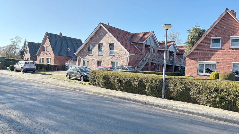 Das Mehrfamilienhaus (Mitte) war ein Grund dafür, dass 2017 Anwohner, Verwaltung und Politik aktiv wurden. Foto: Bothe