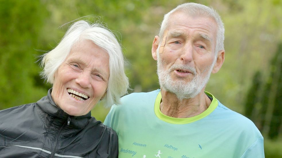Das „Königspaar“ des Ossiloops verlässt gut gelaunt den Thron. Hilde und Dietrich Steinke prägten den Lauf seit 1982. Fotos: Ortgies