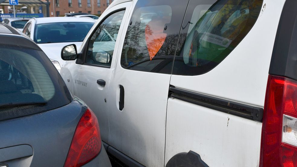 Bei derartigen Parkmanövern hilft auch kein Assistenzhund. Erst nach etwa zehn Minuten Wartezeit und mehreren Durchsagen im Markt kam der Besitzer des Wagens, der Silke Wagner so zugeparkt hatte. Ohne ein Wort der Entschuldigung stieg er ein und fuhr davon. Foto: Ullrich