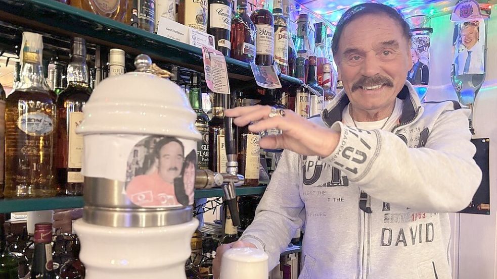 Gerhard „Thelly“ Thellmann beim Bierzapfen in seinem Keller. Foto: Oltmanns