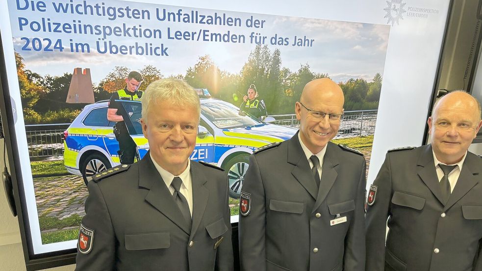 Thomas Memering, Leiter der Polizeiinspektion, Edde Claassen, Leiter Einsatz- und Verkehr und Hans-Günter Jelting, Einsatz und Verkehr stellten die Zahlen der Verkehrsstatistik in Leer vor. Foto: Vogt