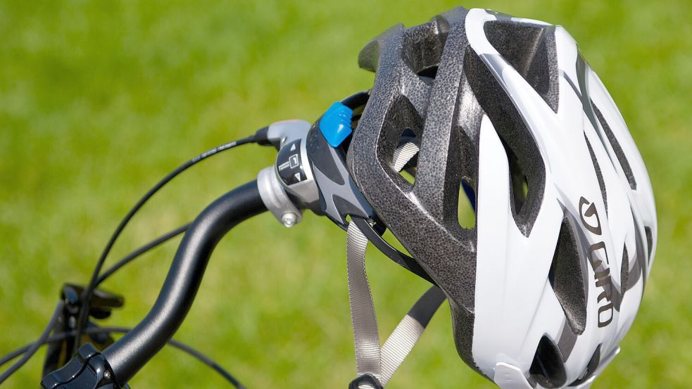 Bei Fahrten mit Fahrrad und Pedelec appelliert die Polizei: Helm auf. Foto: Ortgies/Archiv