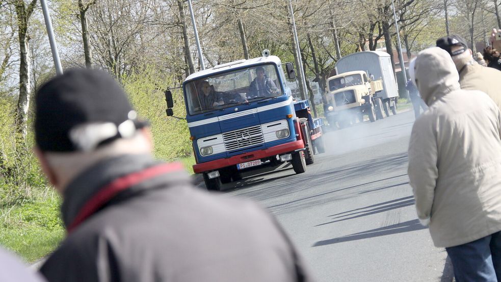 Die Oldtimer rollen am Wochenende wieder durch Ostfriesland. Foto: Noglik/Archiv