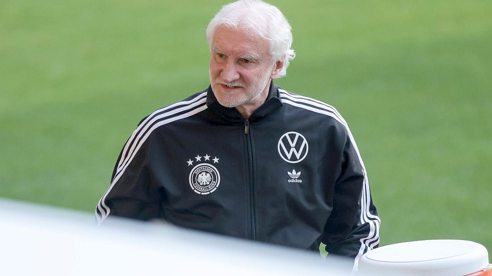 Bleibt dem deutschen Fußball noch länger erhalten: DFB-Sportdirektor Rudi Völler. Foto: IMAGO/Dennis Ewert/RHR-FOTO
