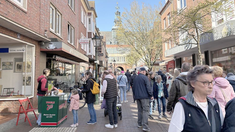 Der Ostermarkt im Rathauskarree lockte wieder viele Besucher an. Fotos: Hanssen