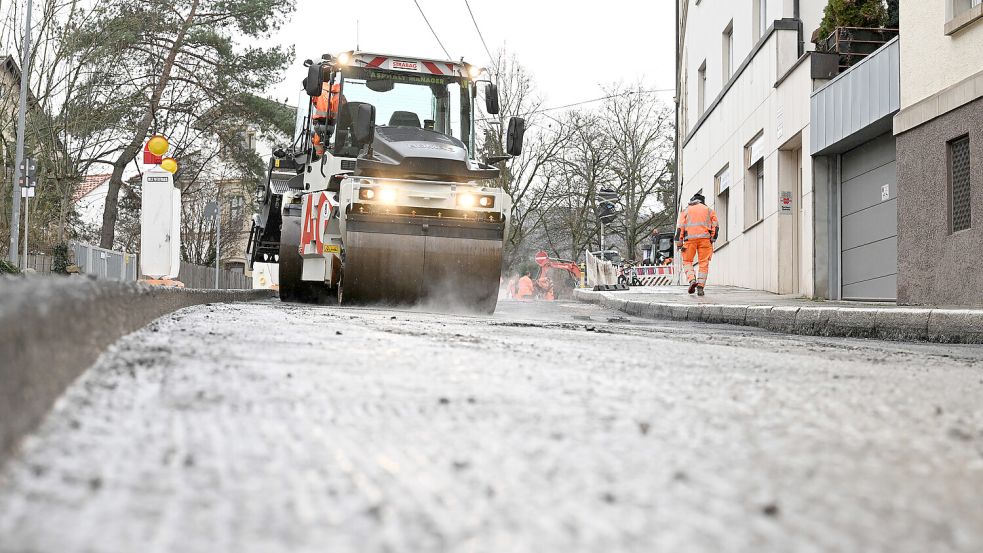 Auch in Ostfriesland lässt der Zustand mancher Straßen zu wünschen übrig. Sanierungsarbeiten sind dann unumgänglich, kosten aber Geld. Foto: Weißbrod/DPA